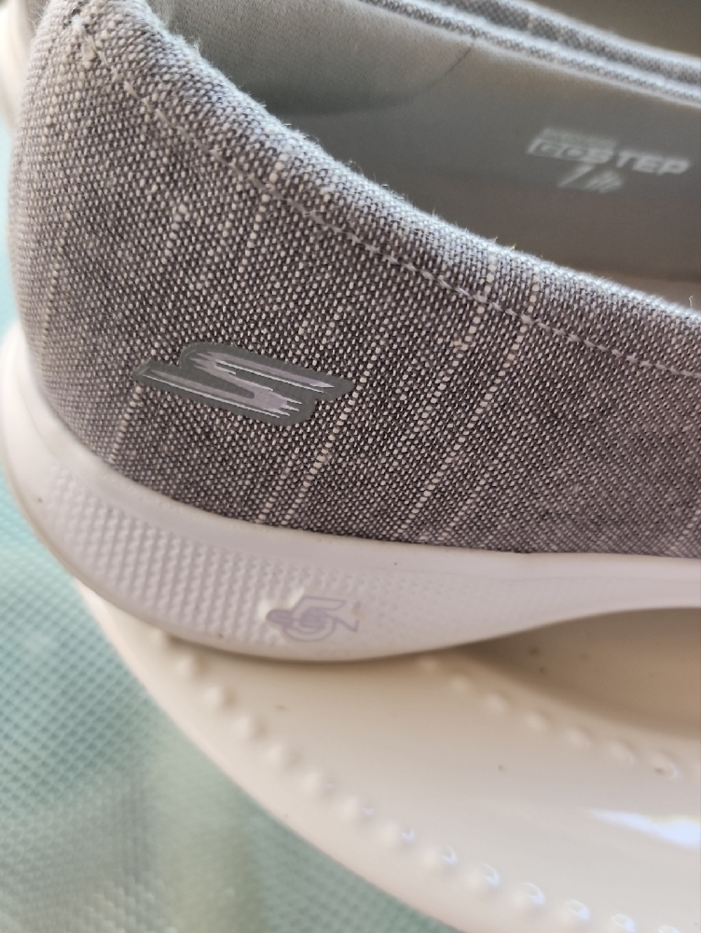 Skechers Goga Max Light Gray Slip-On Insole - Picture 6 of 9